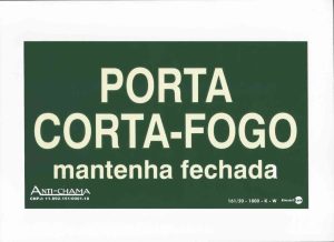 PLACA SIN. PORTA CORTA FOGO MANTENHA FECHADA FOTOLUMINESCENTE 25X15 CM